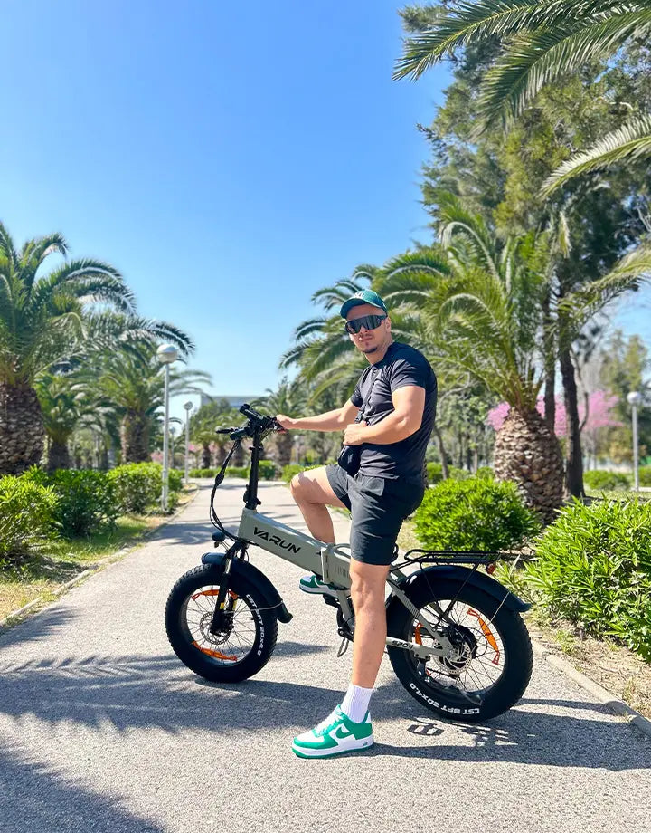 Inizio estate al mare con VARUN eBike – libertà, sole e avventura su due ruote